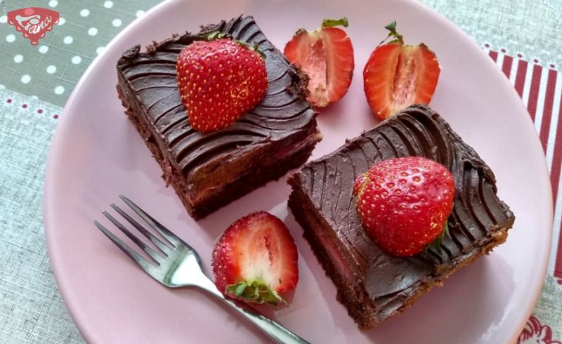 Glutenfreier Mega-Schokoladenkuchen mit Erdbeeren