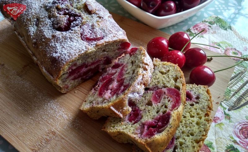 Glutenfreies süßes Brot mit Mohn und Kirschen