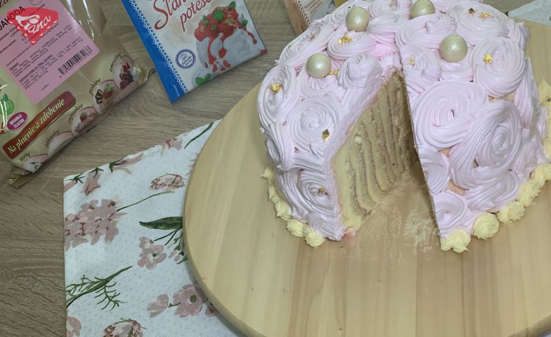 Torta s vanilkovým krémom a jahodovou šľahačkou