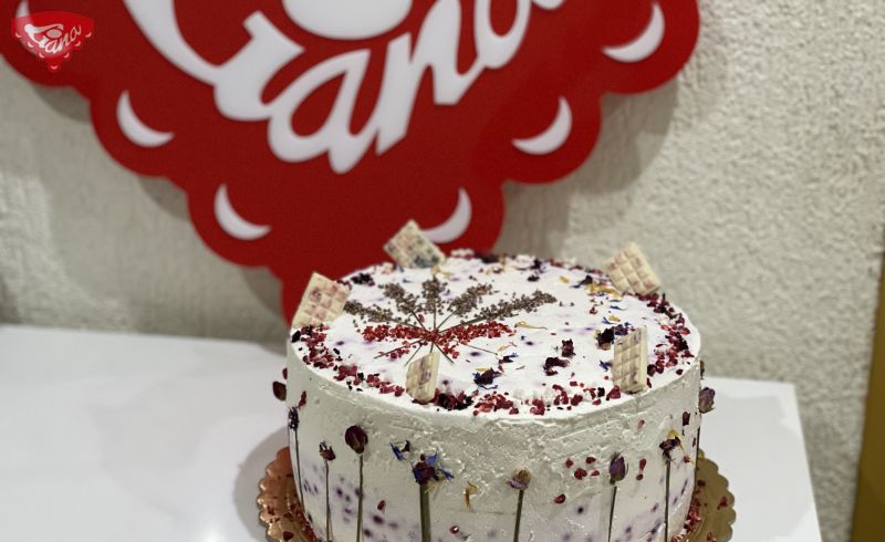 Kuchen mit gefriergetrockneten Früchten, dekoriert mit essbaren Trockenblumen