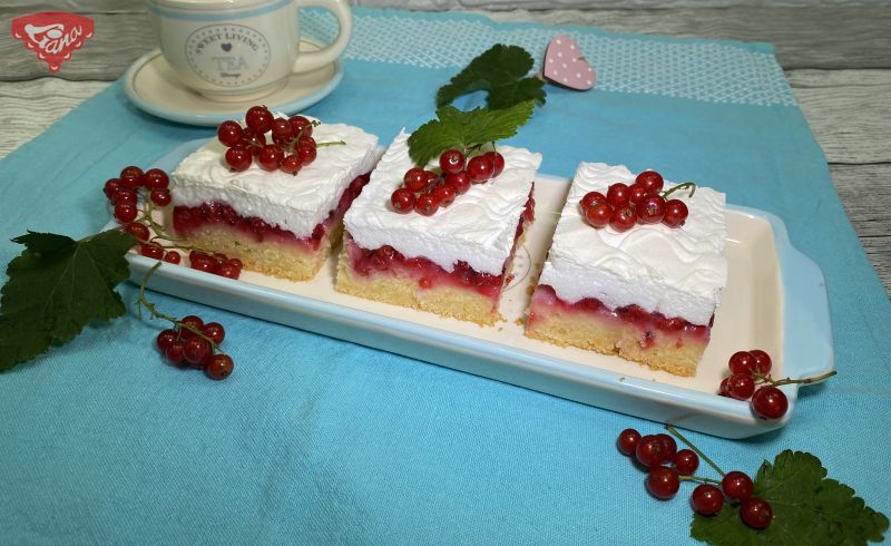 Gluten-free currant cake with snow