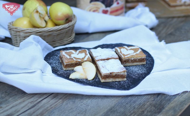 Super quick gluten-free sponge cake with apples