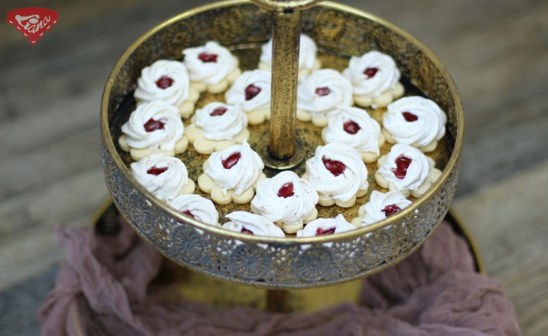 Gluten-free line cake with nut foam