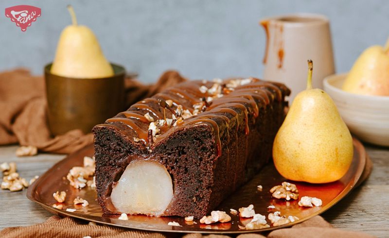 Gluten-free gingerbread with pears topped with caramel