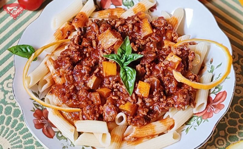 Glutenfreie Penne mit Zucchini und Bolognesesauce
