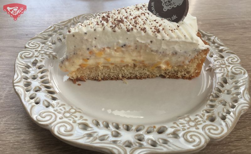 Geschüttelter Kuchen mit Früchten