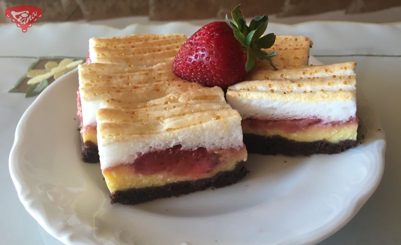 Glutenfreies Dessert mit Erdbeeren und Hüttenkäse