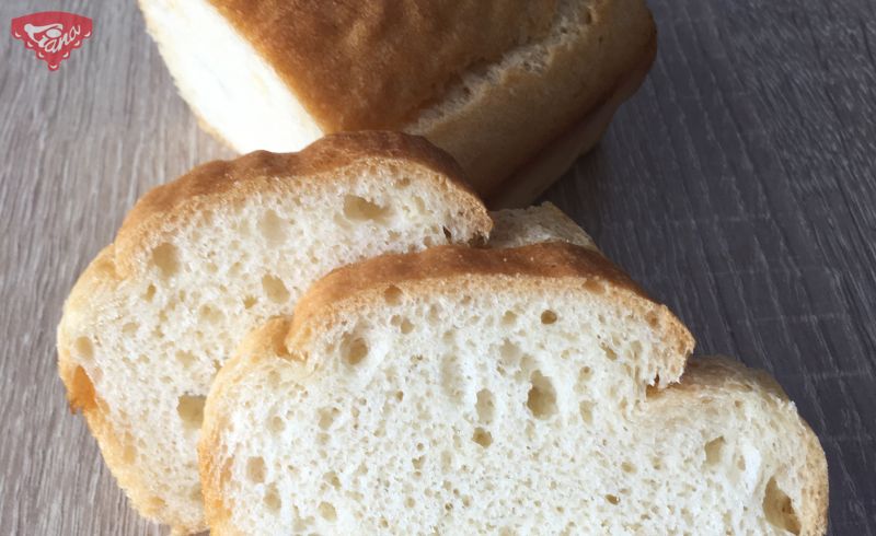 Bezlepkový rýchly svetlý chlieb pečený vo forme
