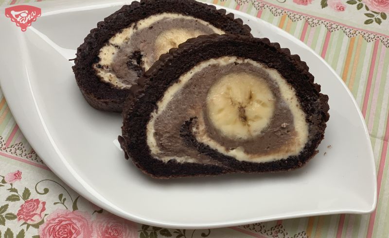 Gluten-free velvet roll with banana