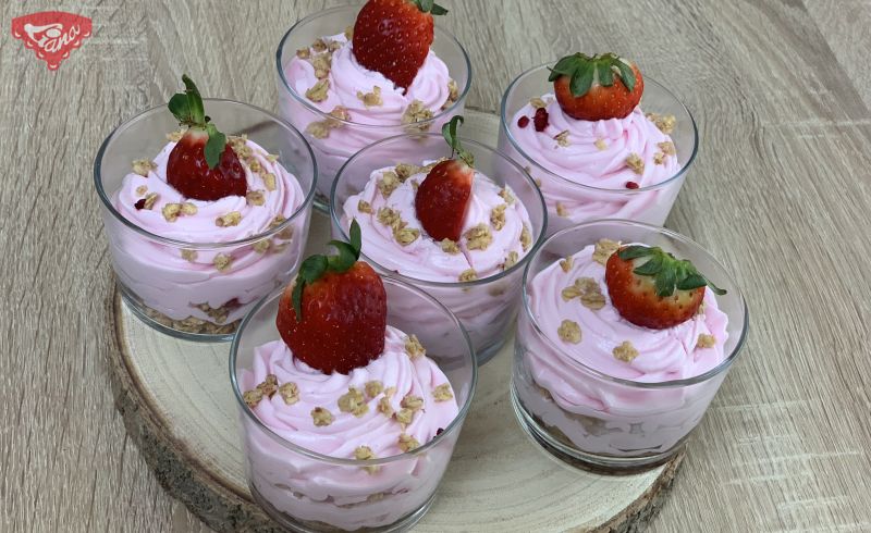 Strawberry mousse with muesli Strawberry mousse with muesli