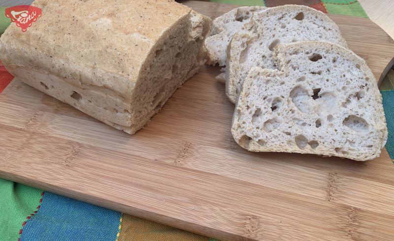 Glutenfreies Sauerteigbrot in einer Form