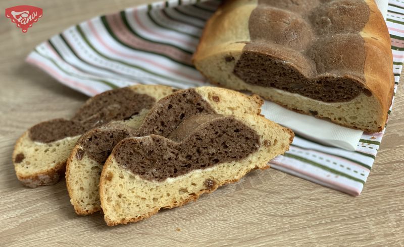 Glutenfreier zweifarbiger Weihnachtskuchen in einer Form