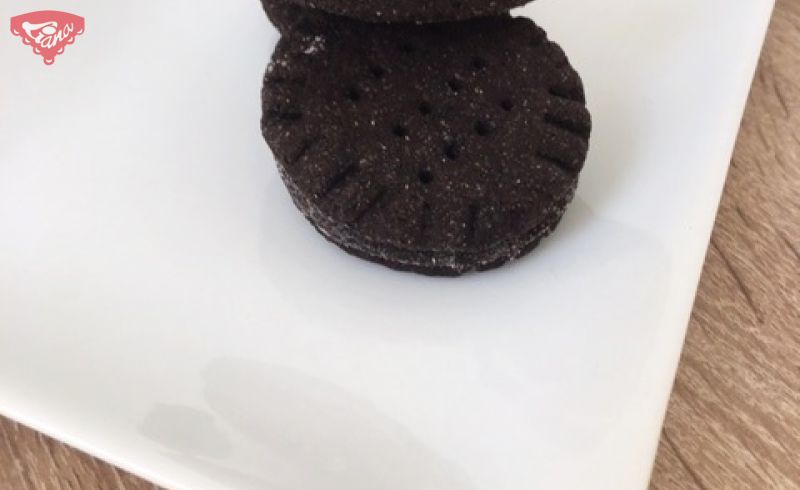 Gluten-free cocoa cookies with milk cream