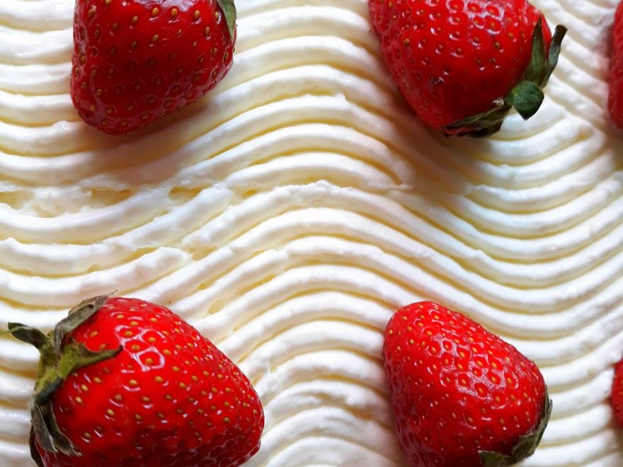 Bezlepkové jahodové řezy se šlehačkou