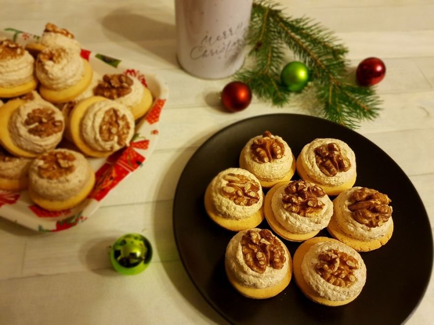 Gluten-free walnut hunting buttons