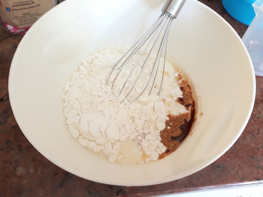 Švestky v bezlepkovém skořicovém těstě