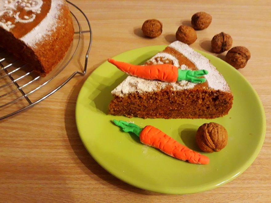 Bezlepkový ořechově - mrkvový koláč