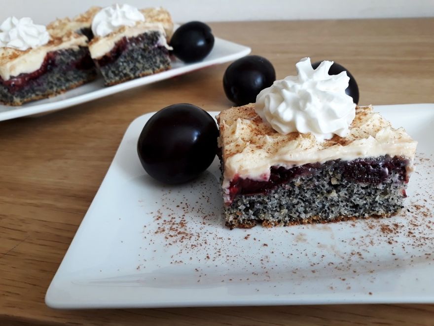 Bezlepkový obrácený švestkový koláč