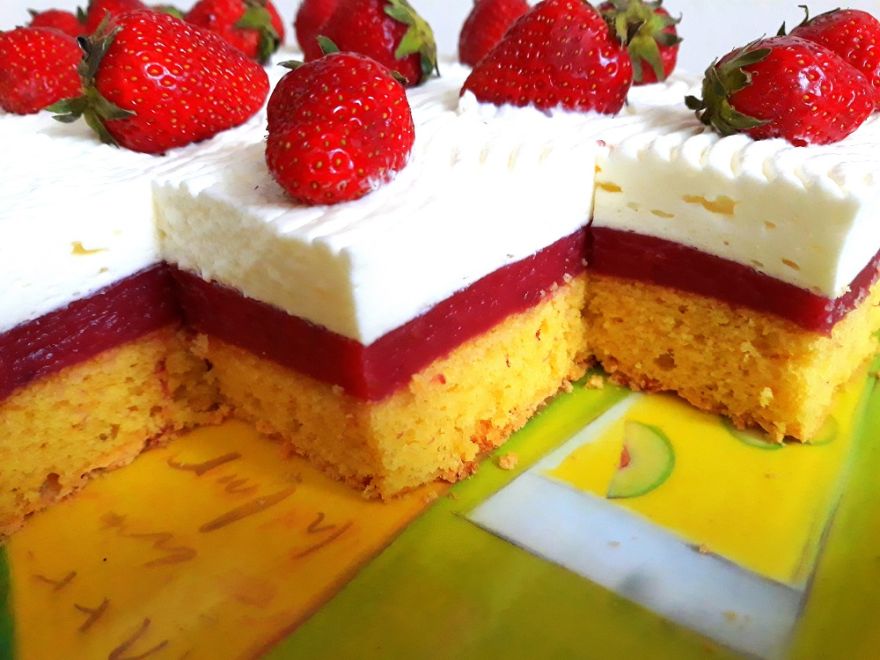 Bezlepkové jahodové řezy se šlehačkou