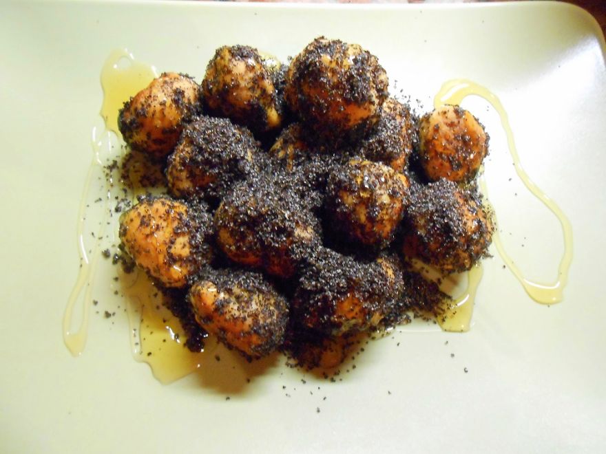 Gluten-free toast with poppy seeds, cottage cheese or cabbage