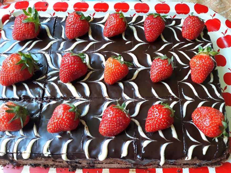 Bezlepkové čokoládové kocky s kúskami jahôd