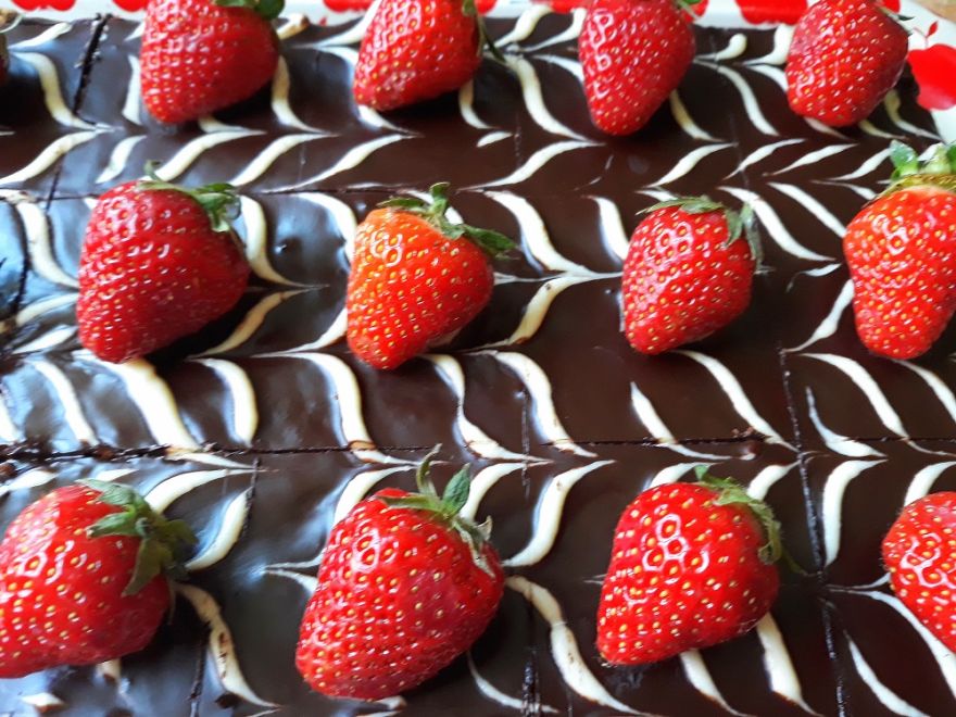 Bezlepkové čokoládové kocky s kúskami jahôd