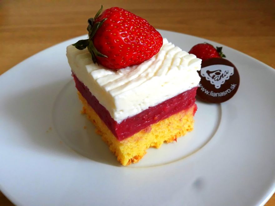 Bezlepkové jahodové řezy se šlehačkou