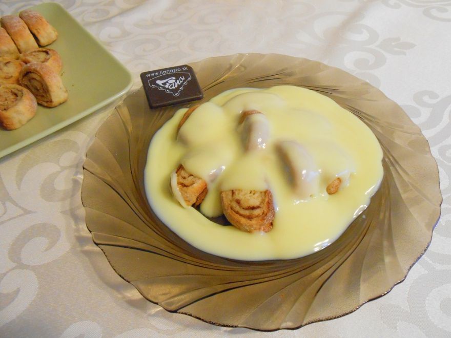 Gluten-free ducat buns with cinnamon sugar