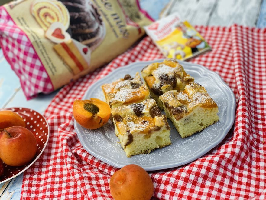 Fluffy gluten-free bubble with fruit that never falls to the bottom