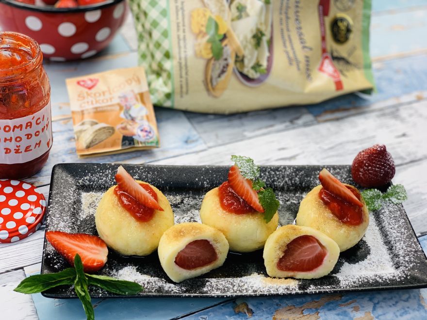 Glutenfreie Hüttenkäsebällchen gefüllt mit Erdbeeren