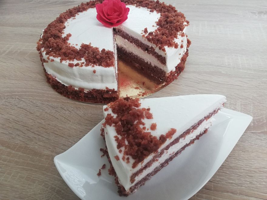 Bezlepkový red velvet dort