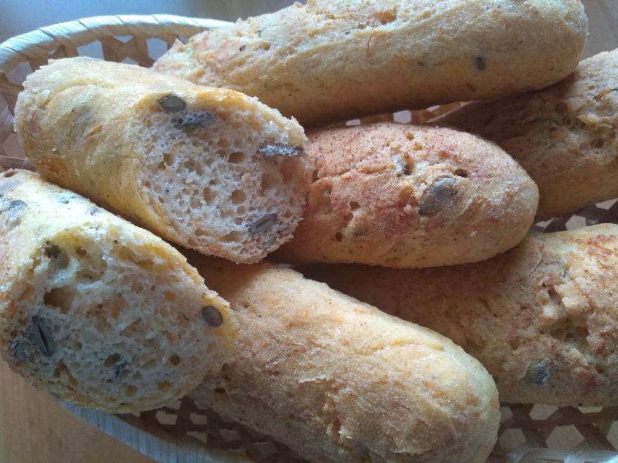 Bezlepkové mrkvové bagety s dýňovými semínky