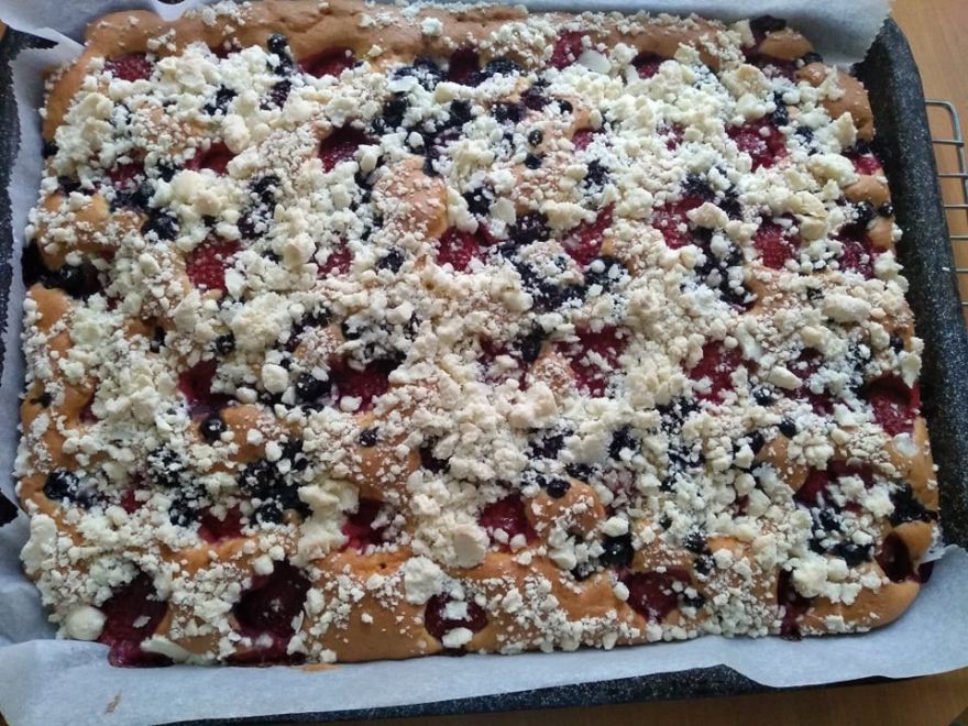 Bezlepkový ovocný koláč s posýpkou