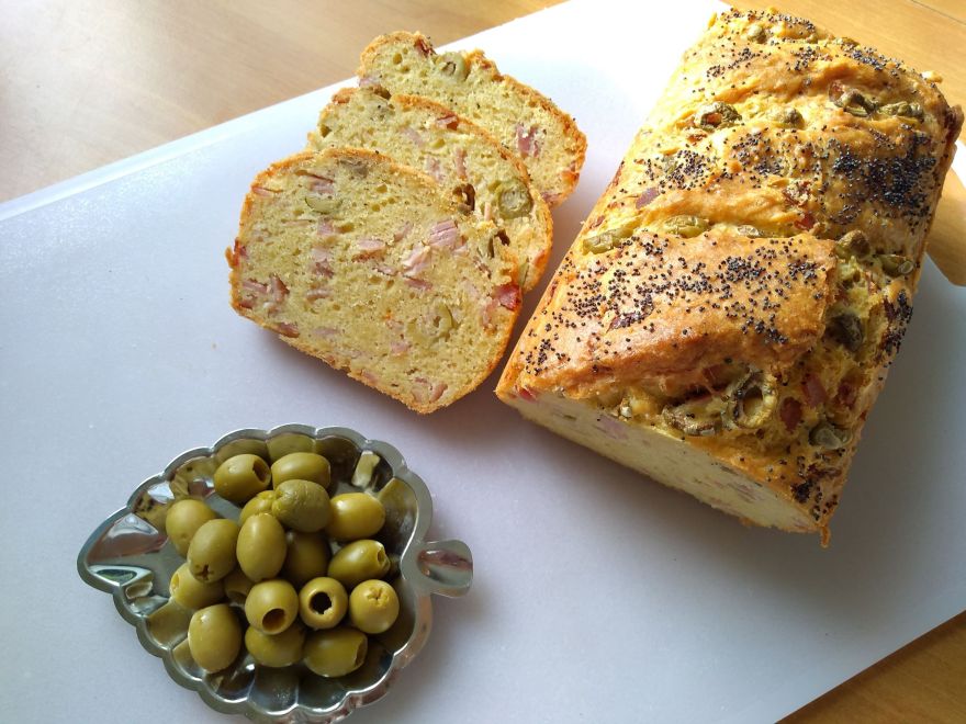 Bezlepkový olivový chléb se šunkou