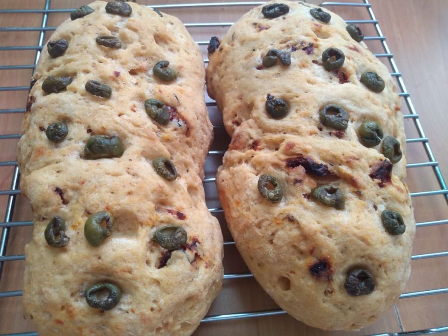 Bezlepkové ciabatty se sušenými rajčaty a olivami