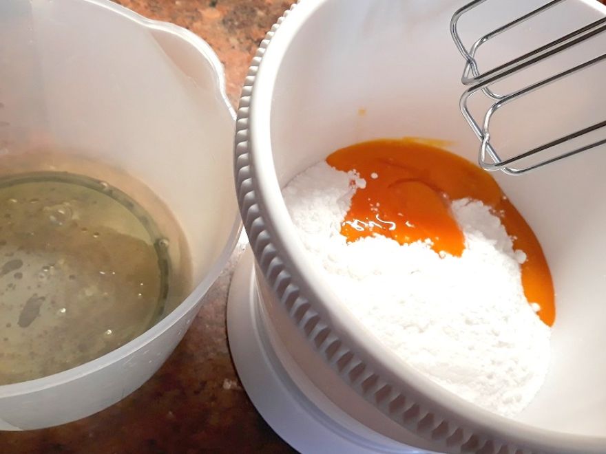 Bezlepkové jahodové řezy se šlehačkou