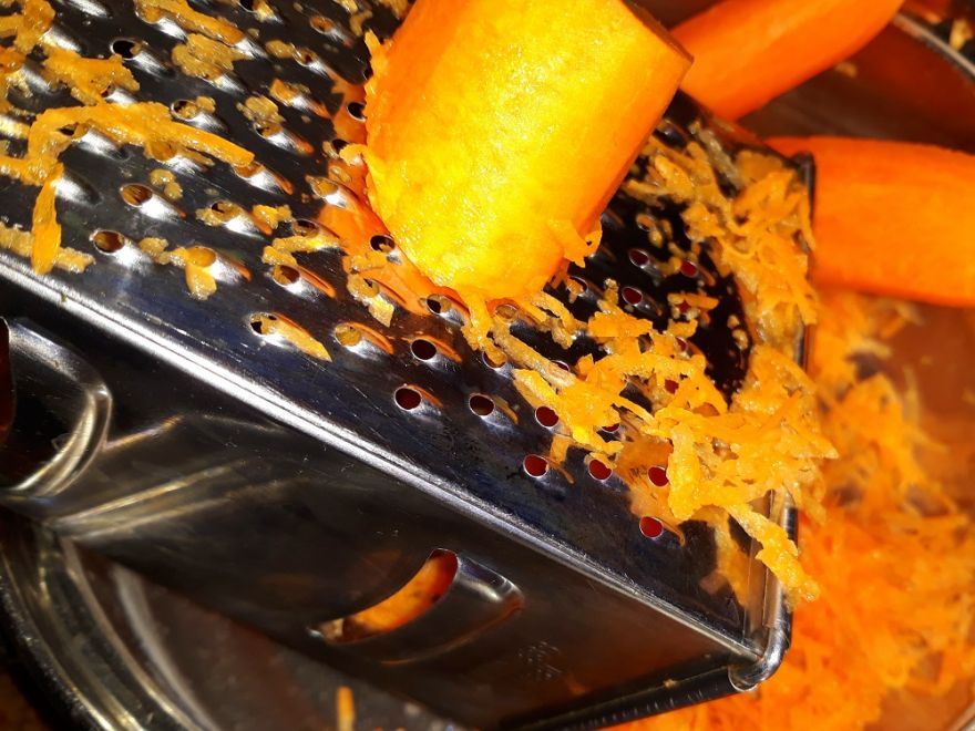 Bezlepkový ořechově - mrkvový koláč