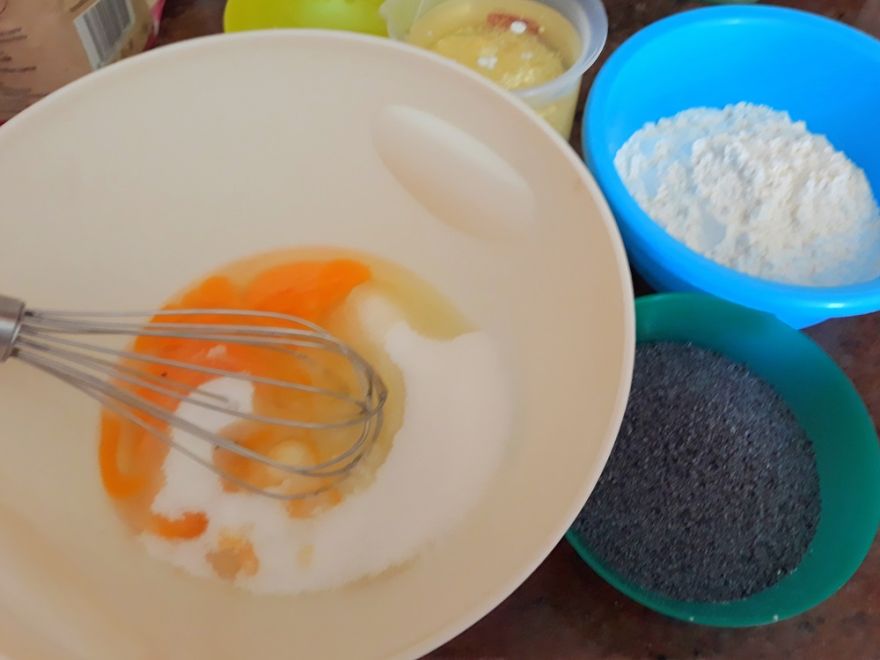 Bezlepkový obrácený švestkový koláč