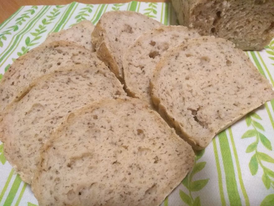 Bezlepkový tmavý chléb s chia semínky