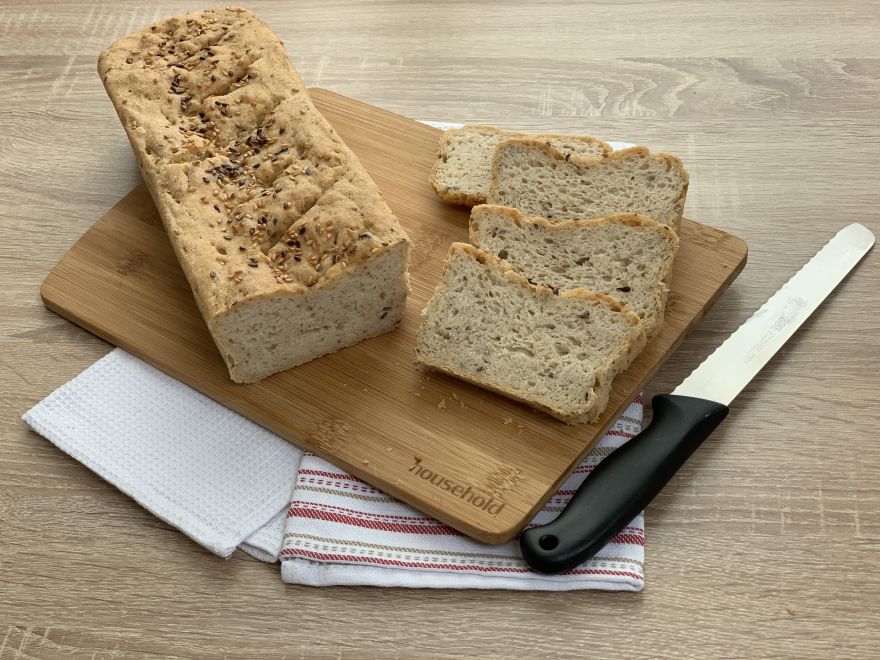 Bleskový tmavý bezlepkový chléb (pečený ve formě)
