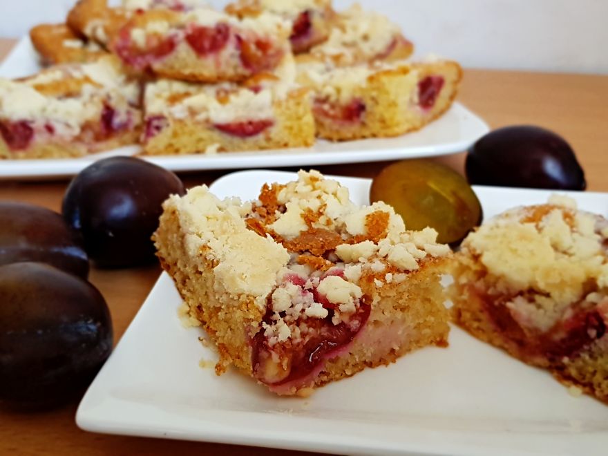 Bezlepkový švestkový hrníčkový koláč