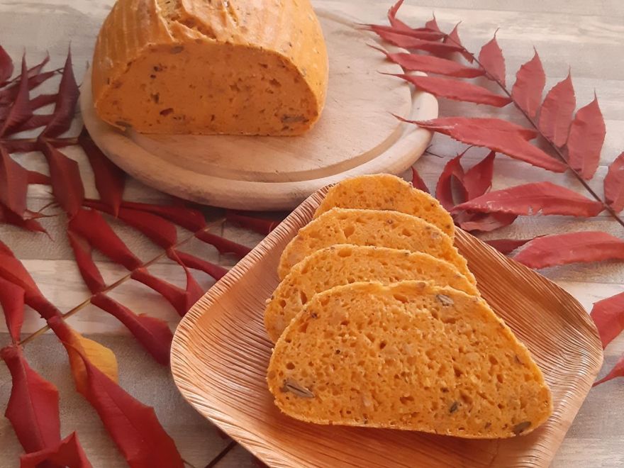 Bezlepkový kváskový mrkvový chléb