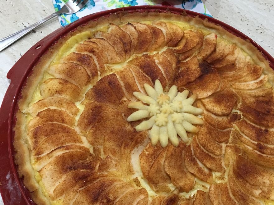 Gluten-free round apple pie
