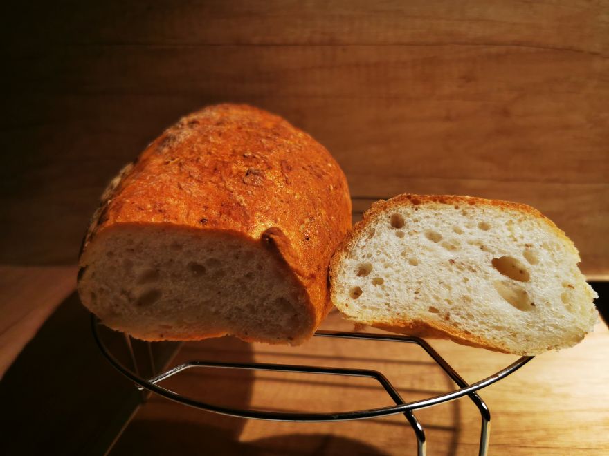 Gluten-free soft lid with bread crust