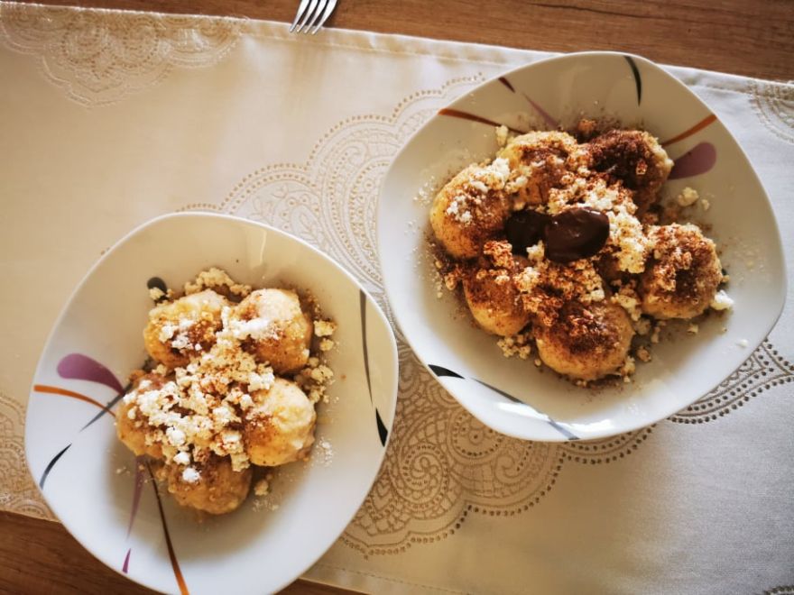 Bezlepkové buchty varené vo vode s ovocím