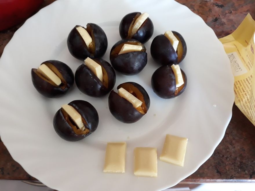 Švestky v bezlepkovém skořicovém těstě