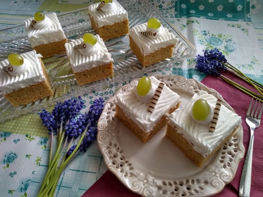 Bezlepkový mrkvový koláč se šlehačkou