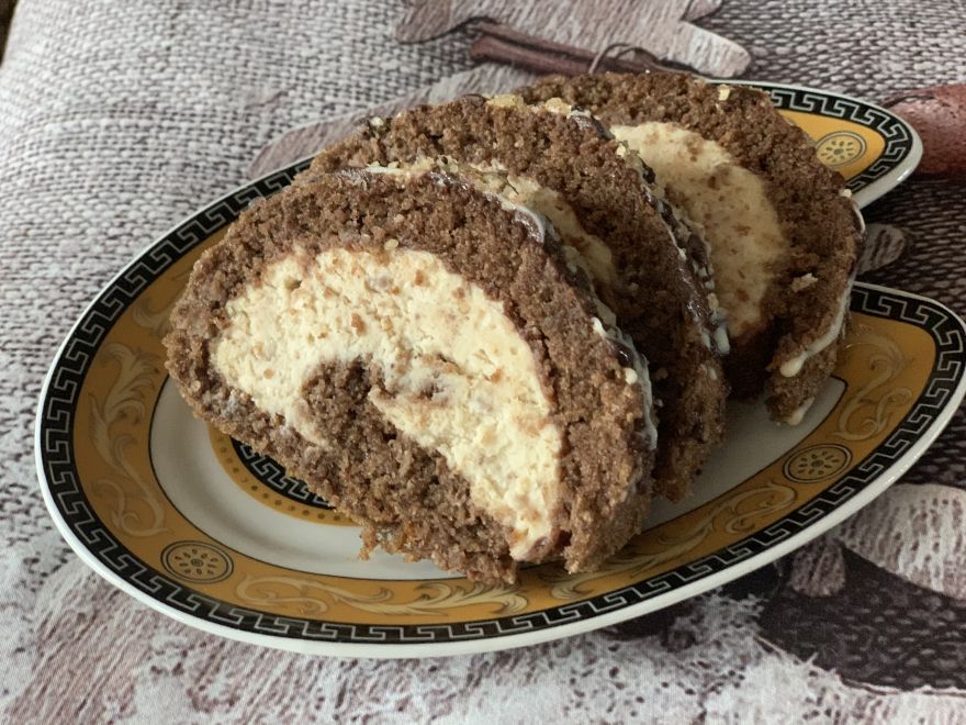 Gingerbread roll with chestnut puree