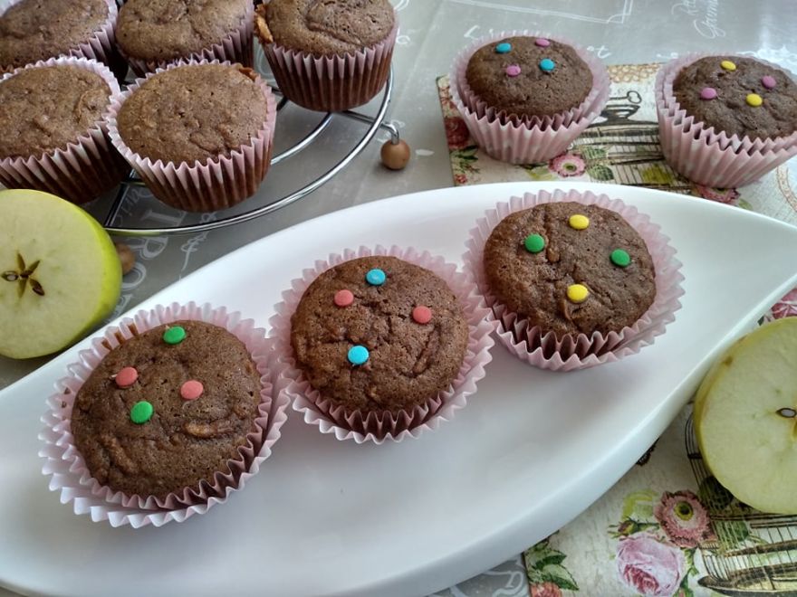 Gluten-free gingerbread muffins with apples