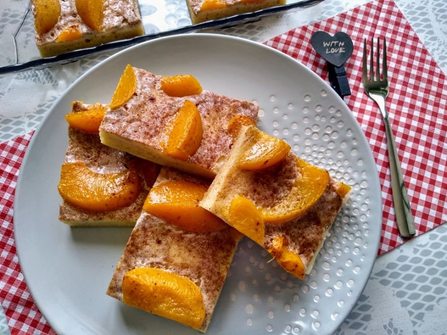 Bezlepkový broskyňový koláč so smotanou